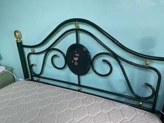 Cama em metal c/ colchão e estrado 1,40 X 2,00