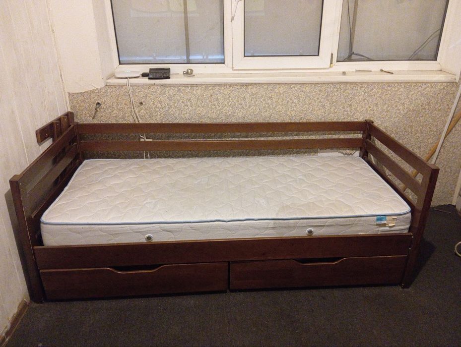 Дитяче ліжко з бортиком і матрасом