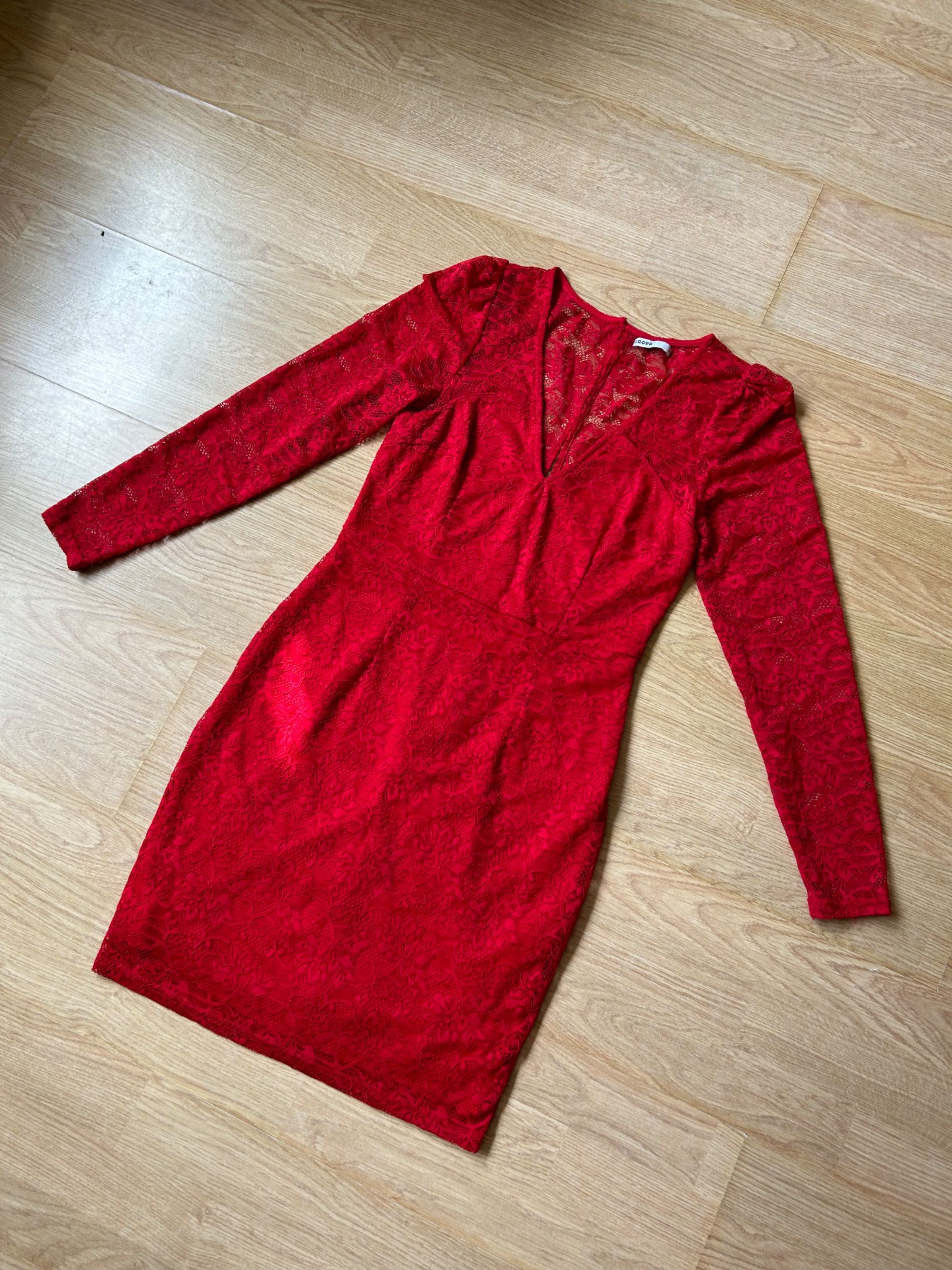 Czerwona dopasowana sukienka z koronką, Cropp, 38