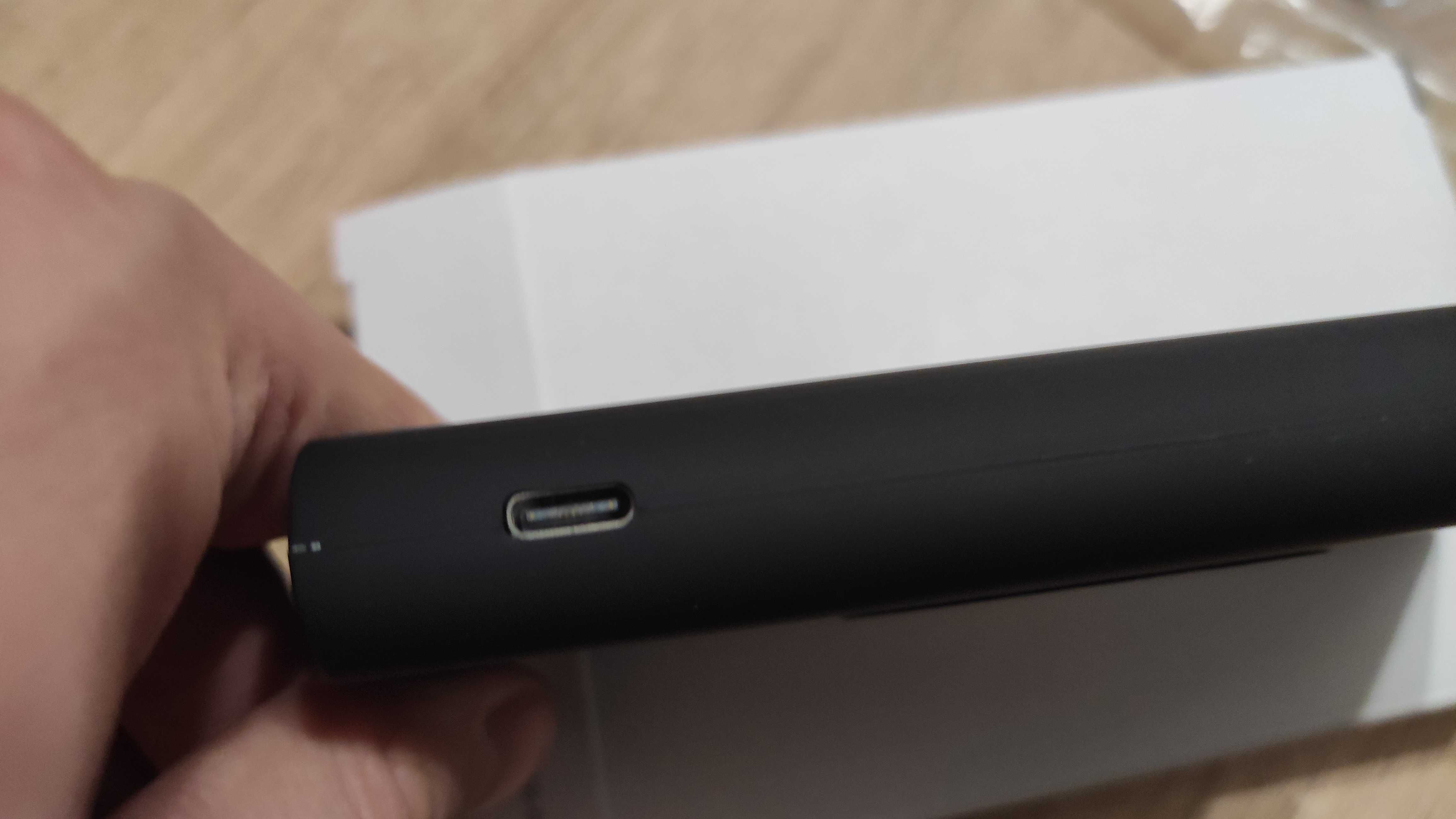 Powerbank 8000mAh z funkcją bezprzewodowego ładowania urządzeń