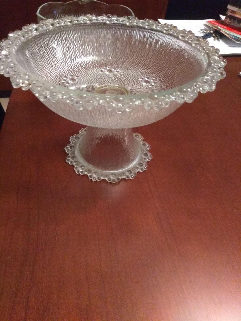 Taças de cristal e um candelabro