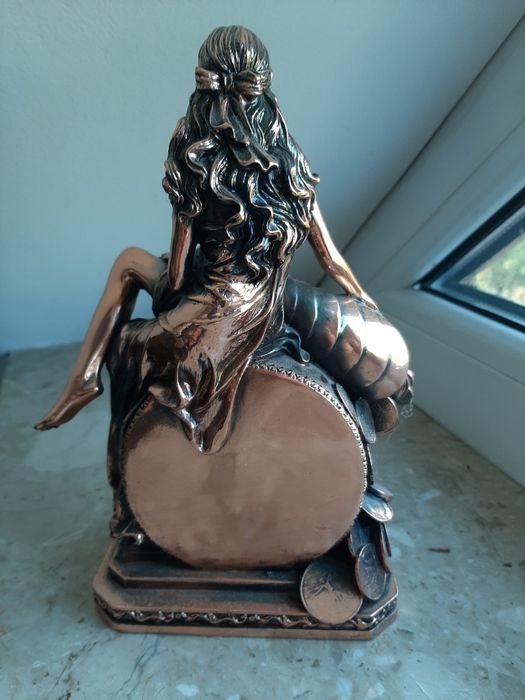 Figurka Fortuna z zegarem.