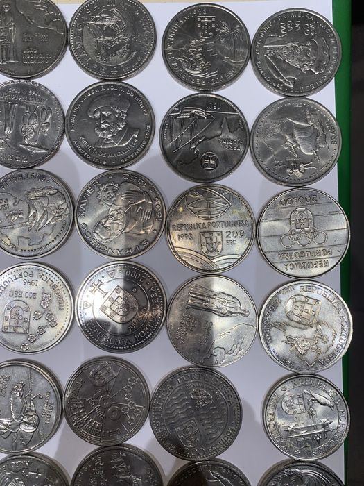 Moedas de 200 e 100 escudos