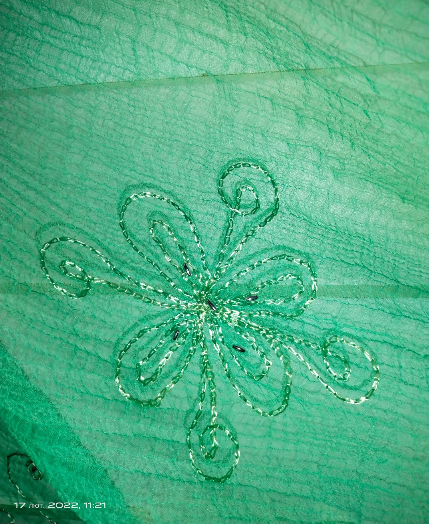 Парэо, ярко-зеленого цвета из жатой ткани.