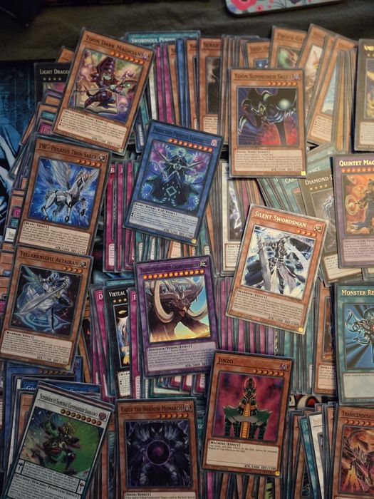 zestaw 250 niepowtarzalnych i oryginalnych kart Yu-Gi-Oh!