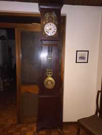 Relógio vintage antigo com móvel em madeira