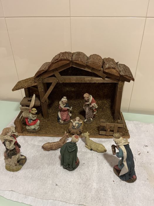 Presepio peças em marfinite e casa em madeira