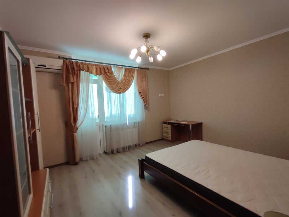 Оренда квартири в центрі в новому будинку з паркомісцем.