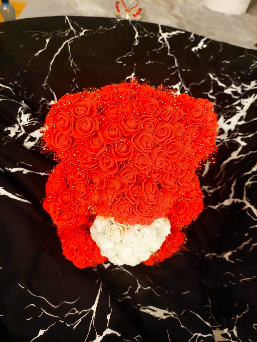 Czerwony miś z róż z białym sercem lamour & bears