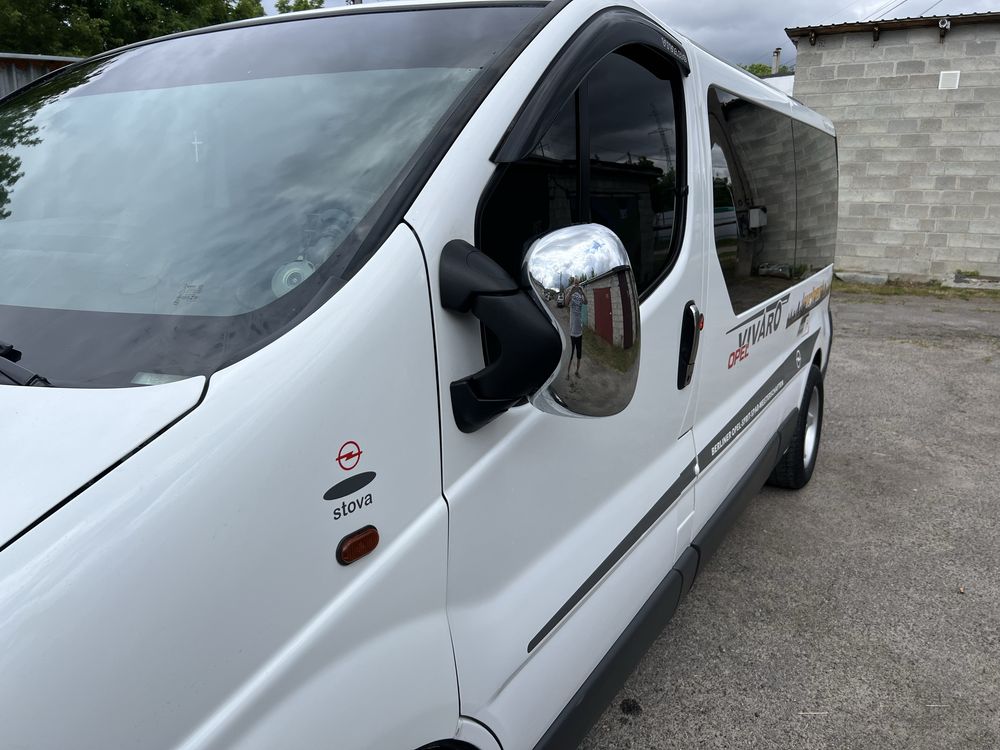 Opel Vivaro Long пассажир 9 мест , 2.0 мотор , 6 ступка ,