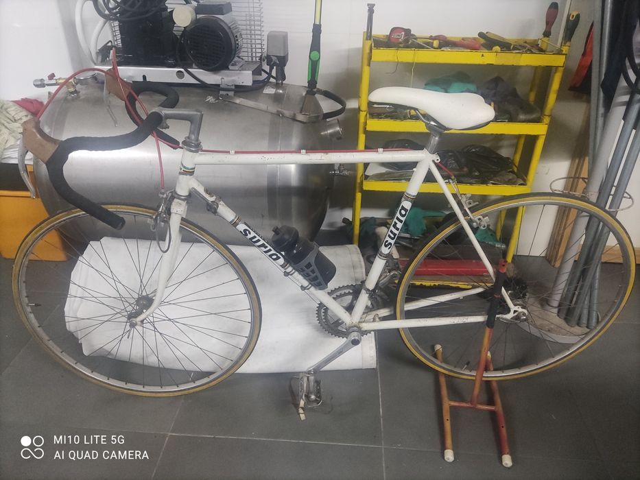 Bicicleta antiga de corrida/competição suria