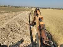 Serviços Retro-escavadora com rachador e trator agrícola.