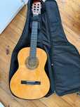 Guitarra clássica com capa e suporte