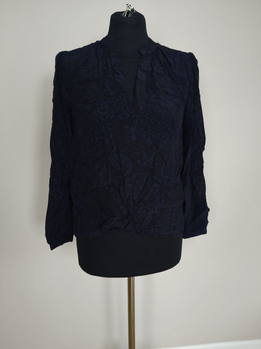 Elegancka bluzka granatowa z niebieskimi kwiatami i długim rękawem