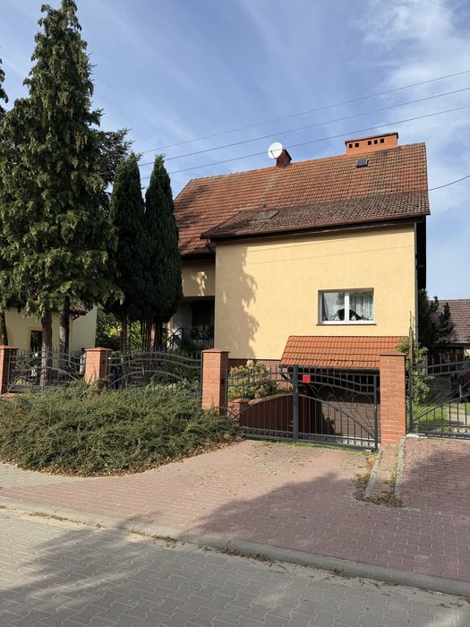 Przestronny dom jednorodzinny z dwoma garazami w Czlopie