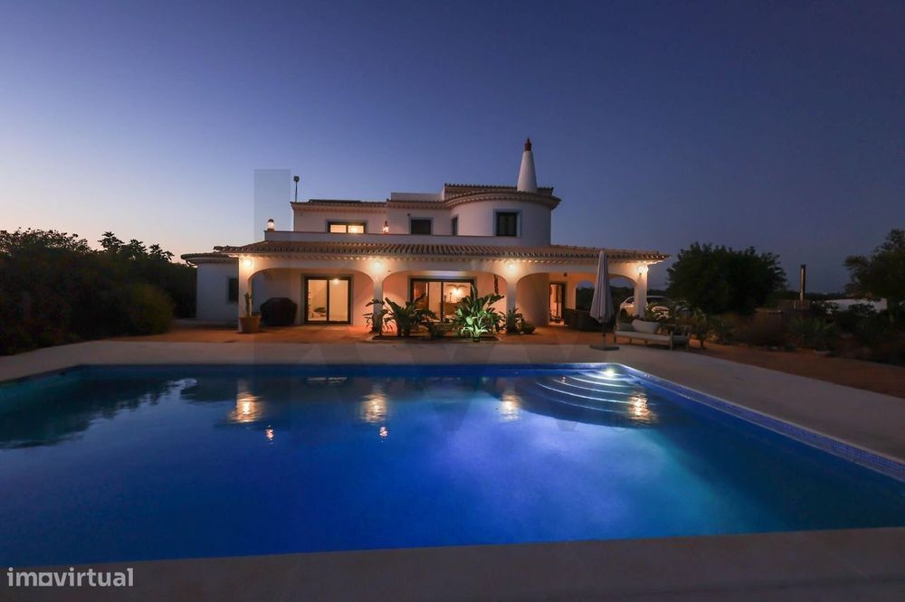 Deslumbrante moradia com 5 suites e piscina em zona tranquila, rodeada