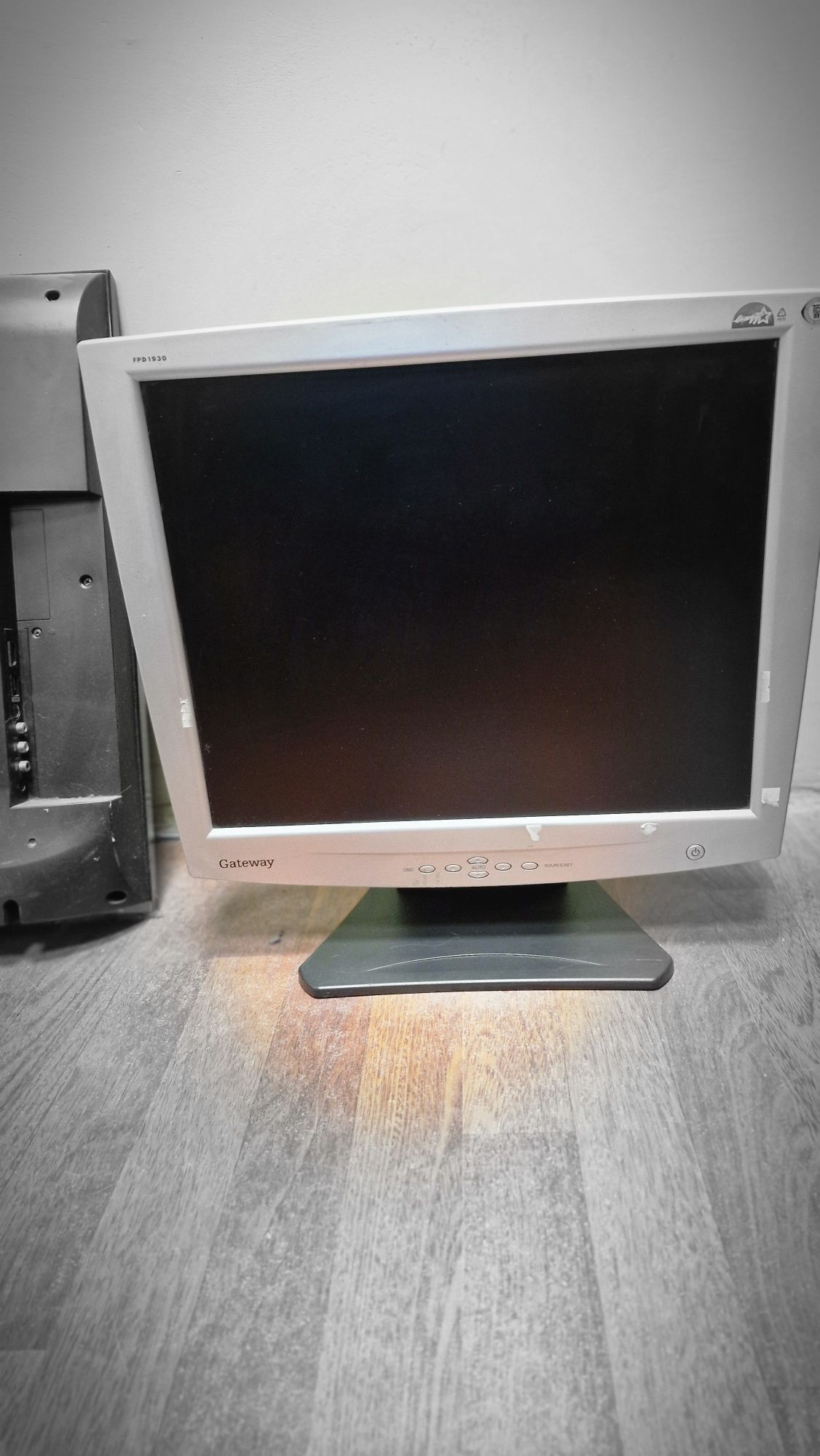 Monitory  2 x 19", 1 x 13"