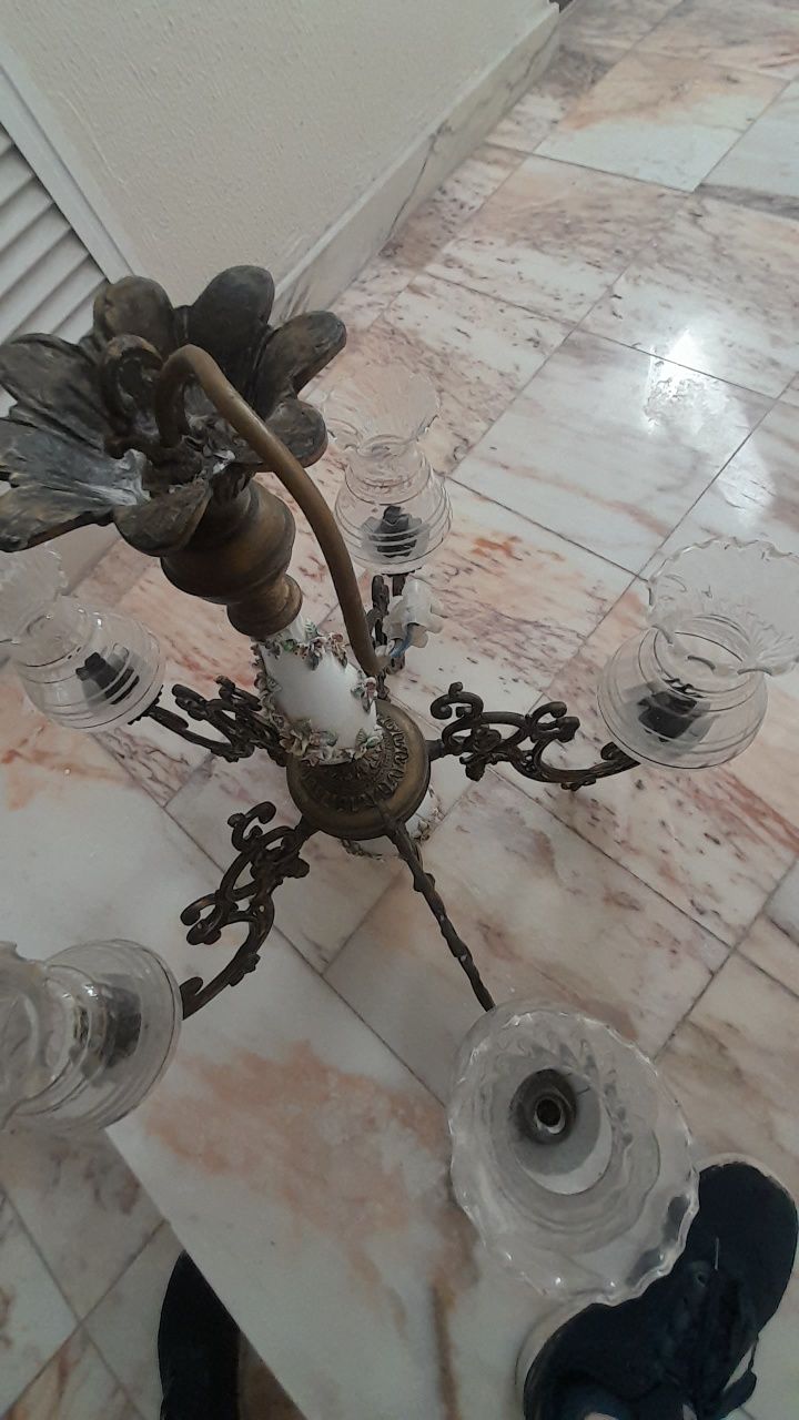 Candeiro de porcelana e latão