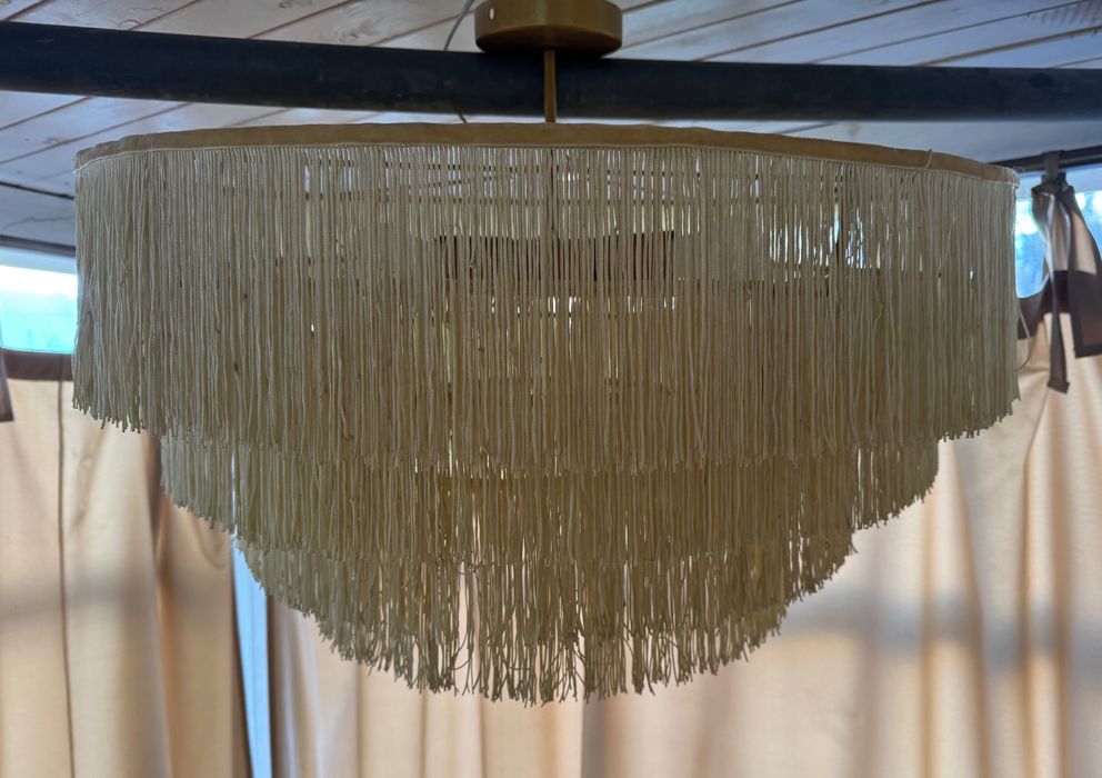 Подвесная люстра с бахромой и латунным каркасом