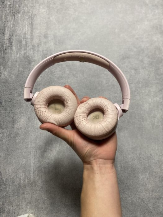 Навушники JBL.