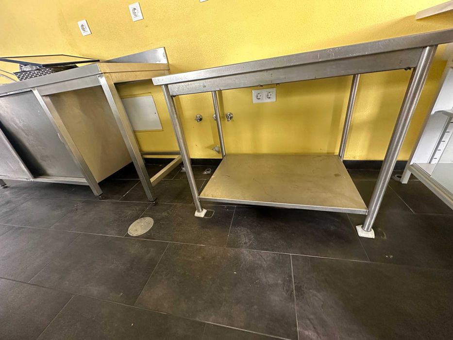 Mesa Industrial em Inox com Prateleira Inferior - 63x94x67 cm