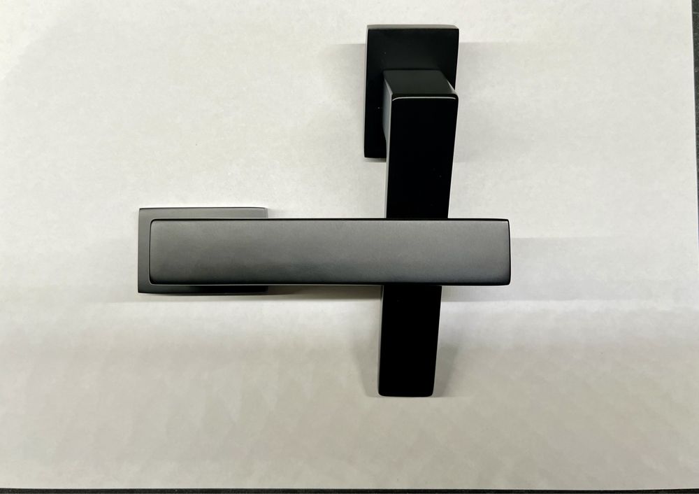 Klamka do drzwi firmy CORONA PREMIUM  model Focus RT kolor czarny matt