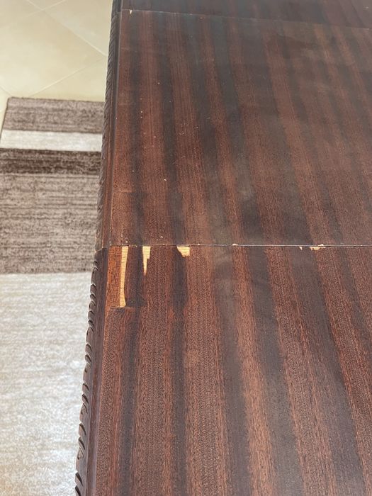 Mesa de madeira maciça em mogno trabalhada