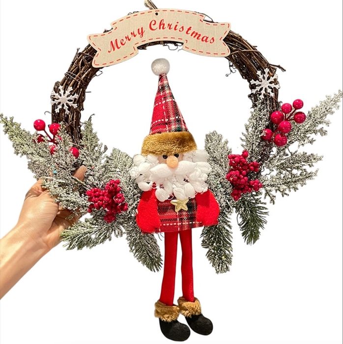 Świąteczny wieniec z Mikołajem – idealny na drzwi lub ścianę