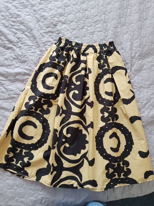 Spódnica midi z kieszeniami