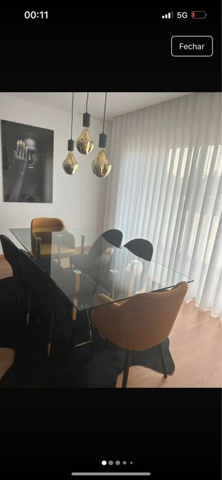 mesa de jantar dourada e vidro