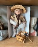 Lalka porcelanowa kolekcjonerska z drewnianym wózkiem 40 cm