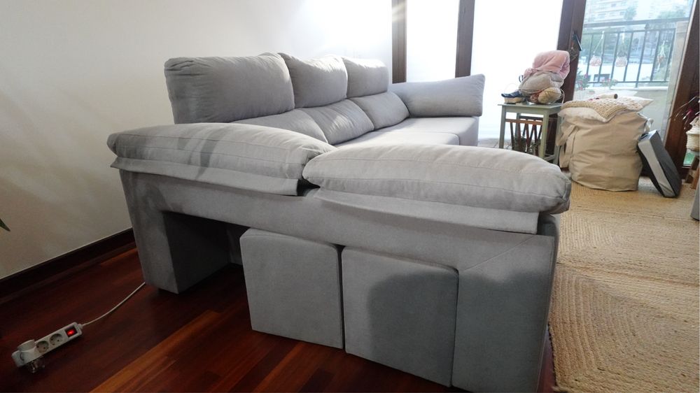 Sofa cinzento com 3 puffs e chaiselong