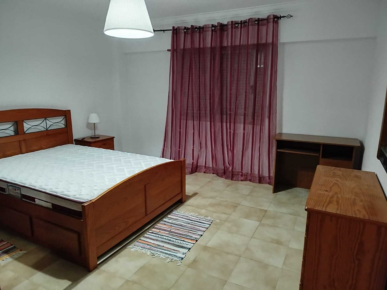 Quarto apenas para estudantes a 10 minutos a pé metro Odivelas