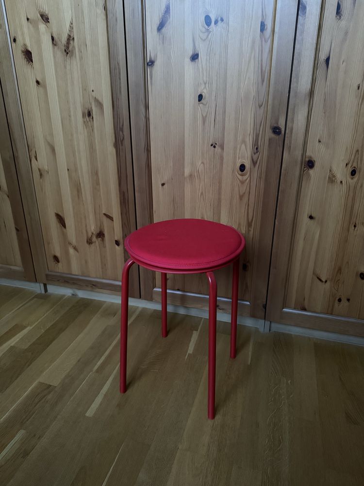 Czerwony stołek / taboret kuchenny IKEA Marius + poduszka (4 szt)