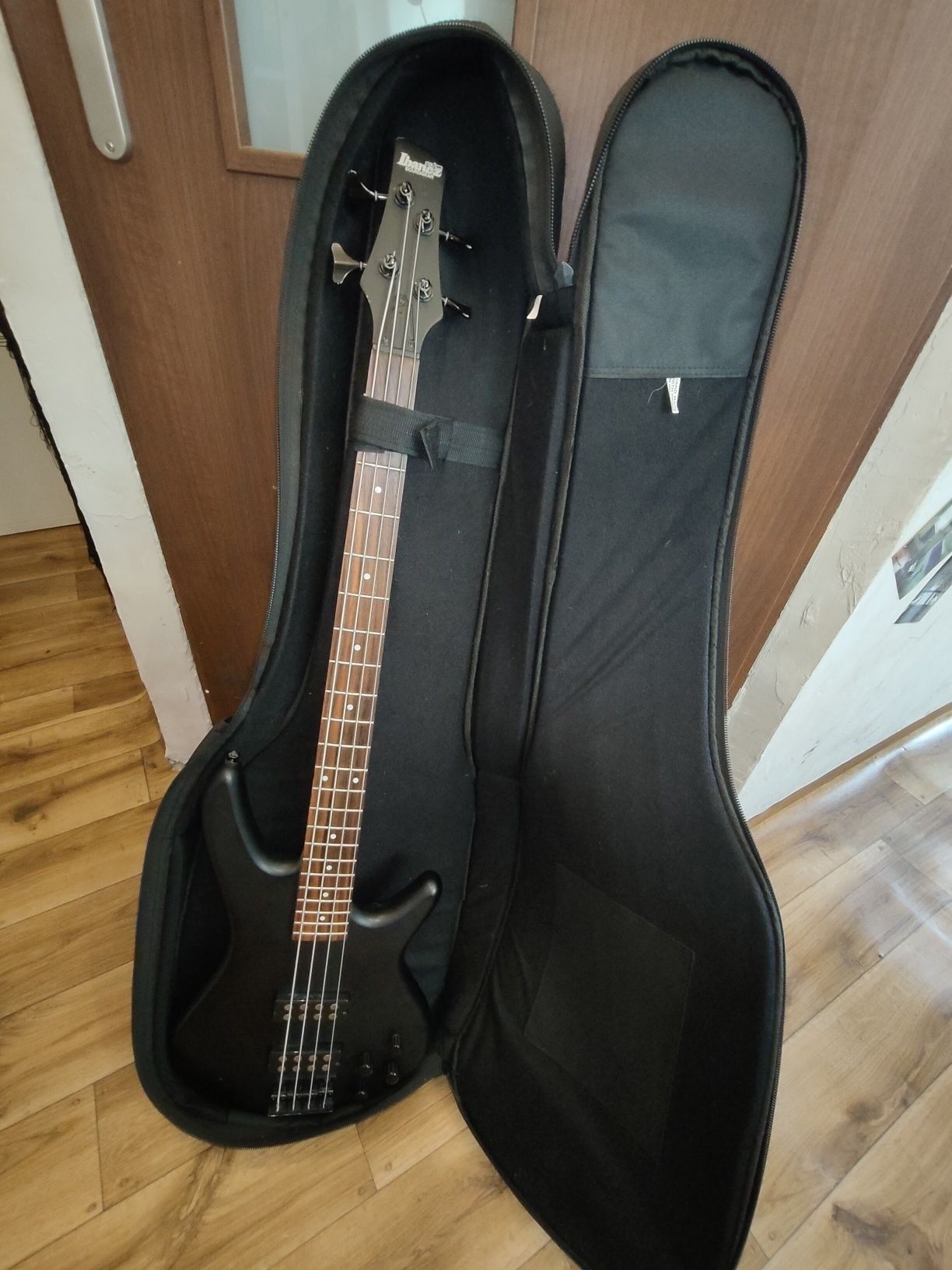 Ibanez Soundgear Gio Gitara basowa z pokrowcem plecakiem
