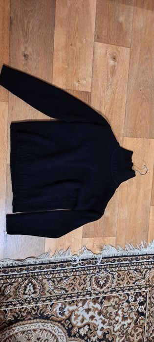 Светр жіночий чорного кольору