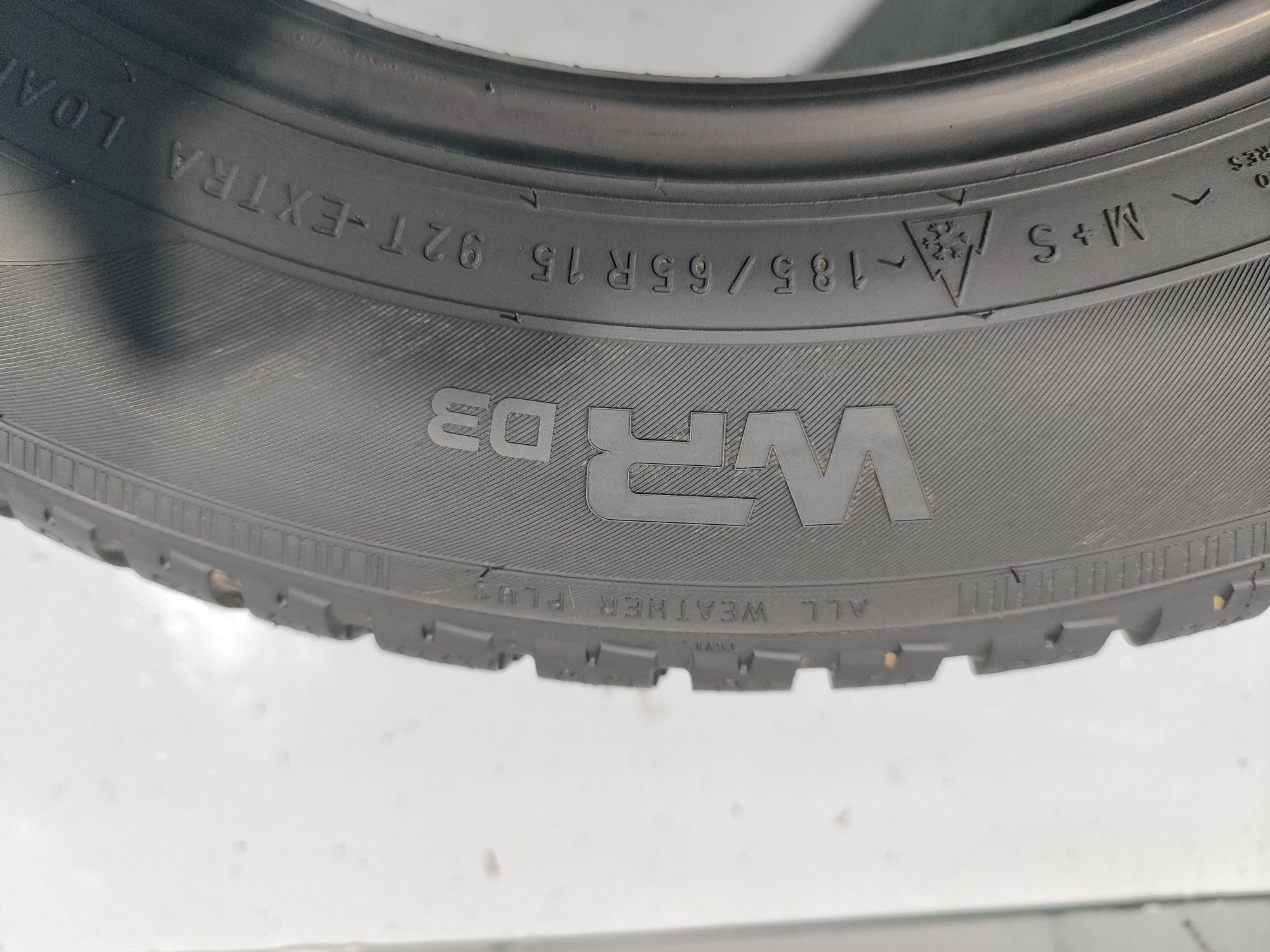 2 pneus semi novos 185-65R15 Nokian - Oferta dos portes
