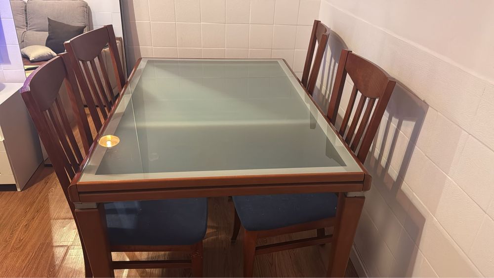 Mesa e cadeiras