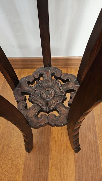 Mesa de pedestal com tampo de mármore para suporte de vaso/candeeiro.