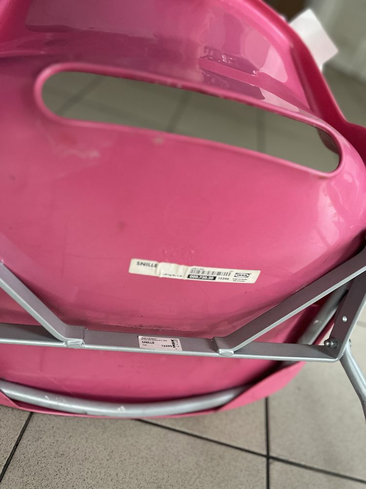 Dwa rózowych krzesła z IKEA