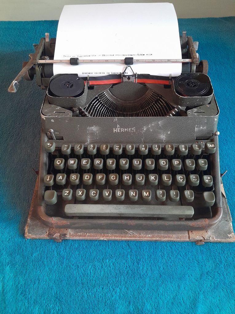 Máquina de escrever antiga Hermes