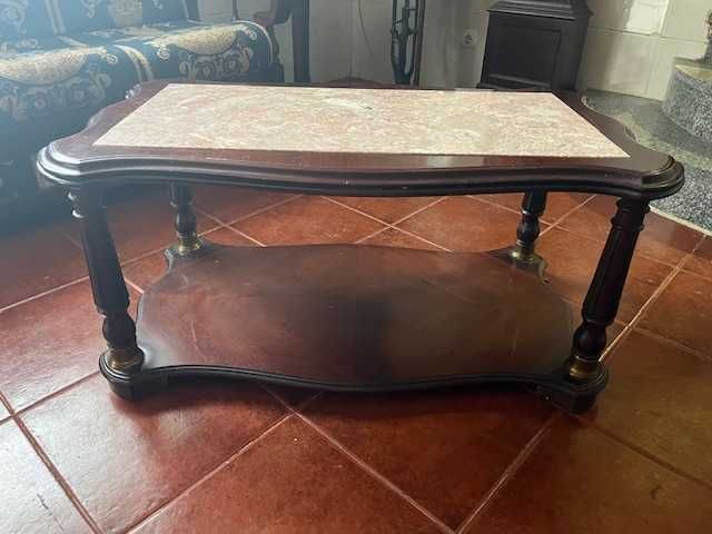 Mesa de centro de madeira com tampo de pedra