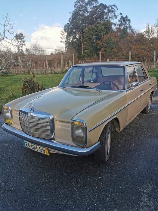 Mercedes-Benz 230 (W115) – 1973 | Gasolina | 44.000 km | Clássico raro