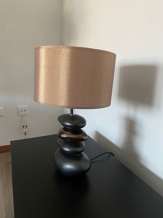 Candeeiro em tons de dourado e preto