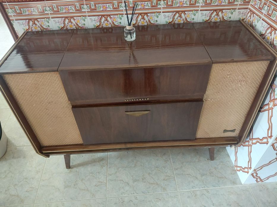 VENDO Aparador em Madeira com Gira-Discos e Rádio Integrado