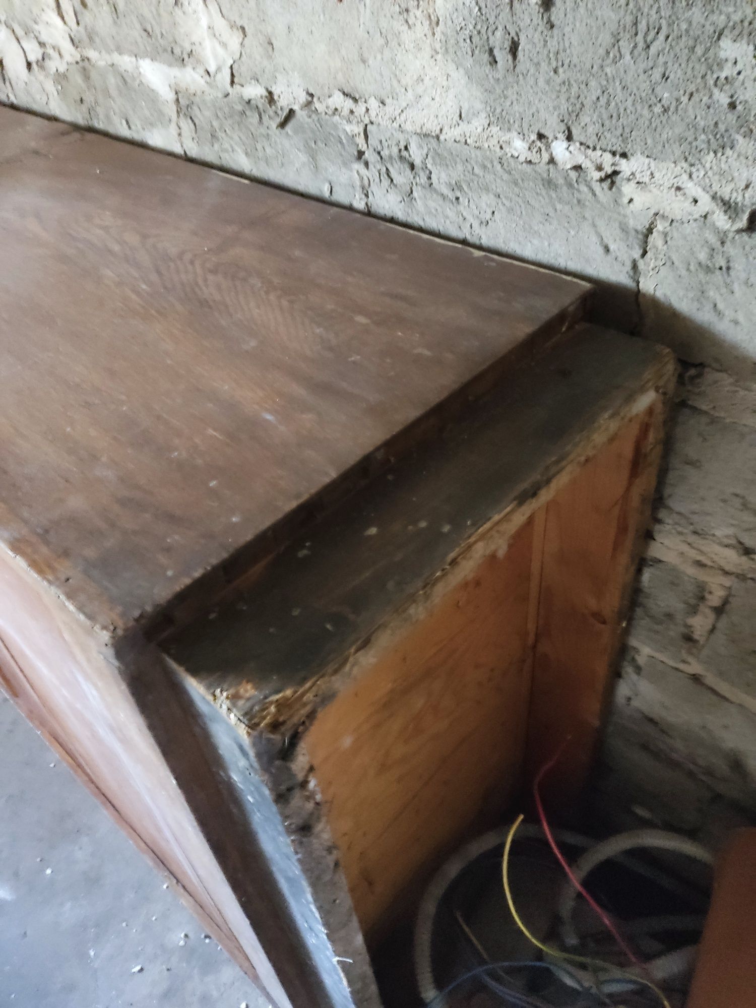 Stara szafka z drewnianą roletą