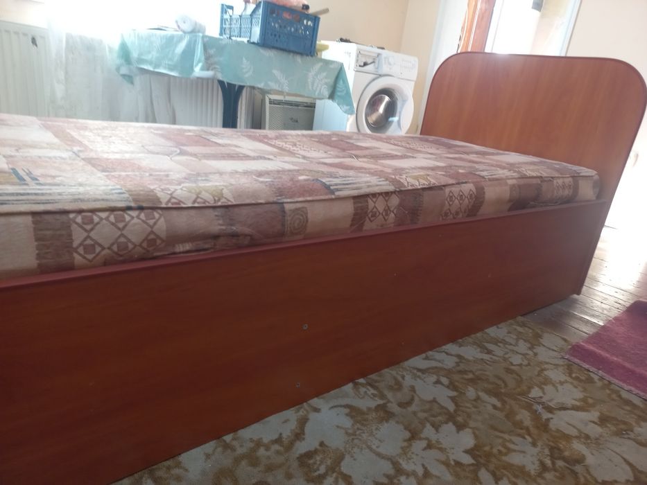 Продам односпальне ліжко. З матросом. ДСП ламінована