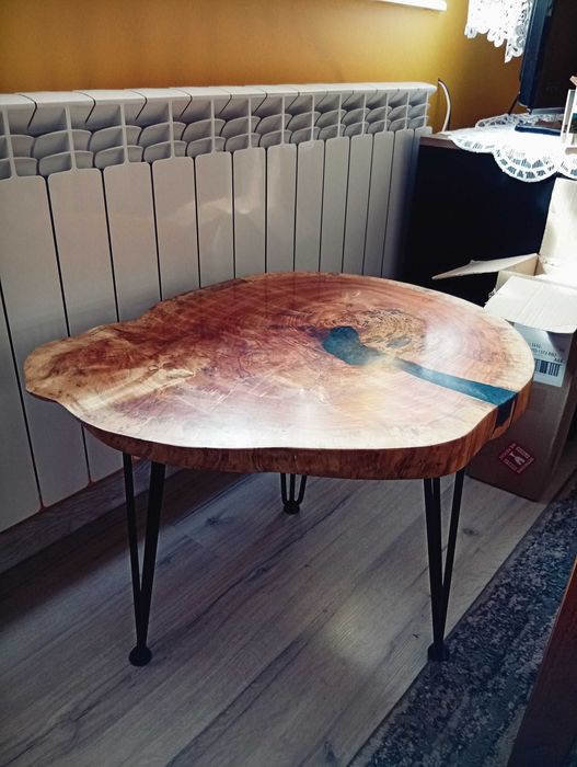 Stolik kawowy z plastra i zywicy epoksydowej