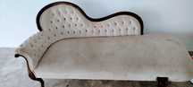 Chaise Longue Clássico – Estilo Vitoriano | Madeira Maciça e Estofado
