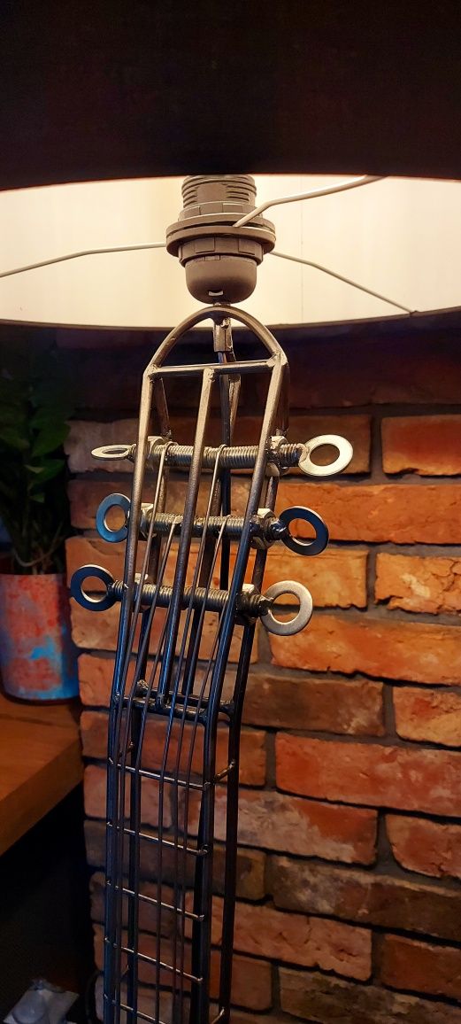 Lampa gitara klasyczna prezent na muzyka industrial metalowa